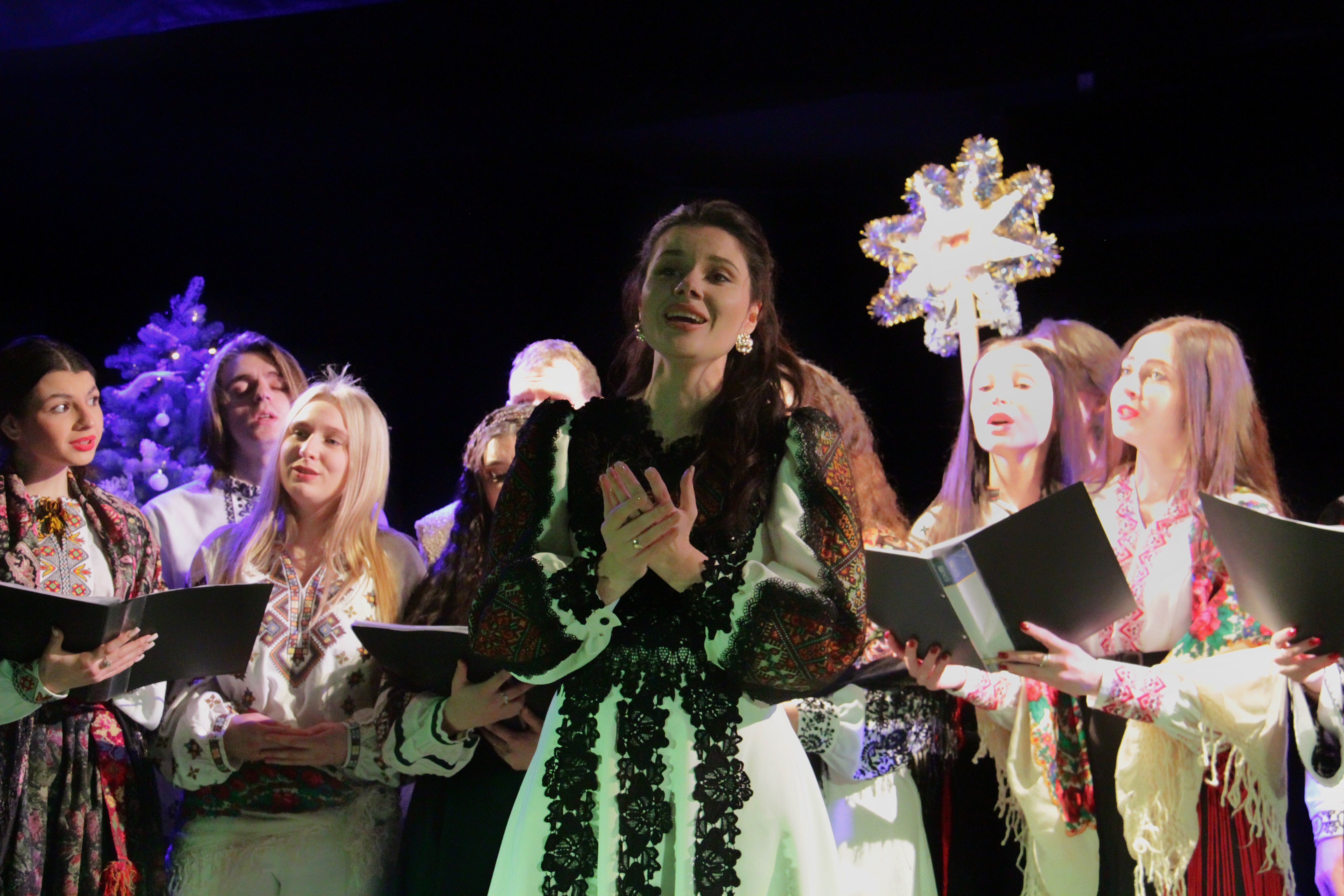 Tetiana Zadorozhna, doktorka filosofii za spetsialnistiu Muzychne mystetstvo, asystentka kafedry vykonuie koliadku